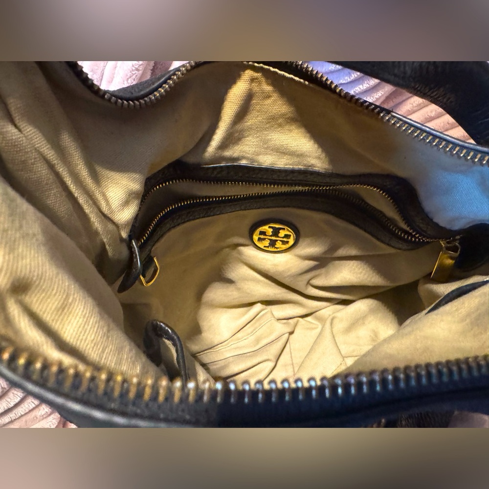 Tory Burch Amanda Shoulder Bag Black Pebbled Leather Gold Hardware Logo Rare - Picture 7 of 9
